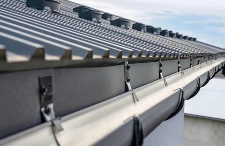 Vinyl vs. Aluminum Gutters: Which is Right for TN Homes?